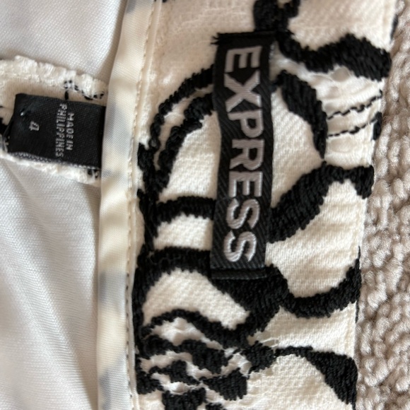 Express embroidered short set - Picture 3 of 4